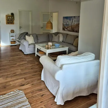 Familievenligt Sommerhus Naer Badestrand