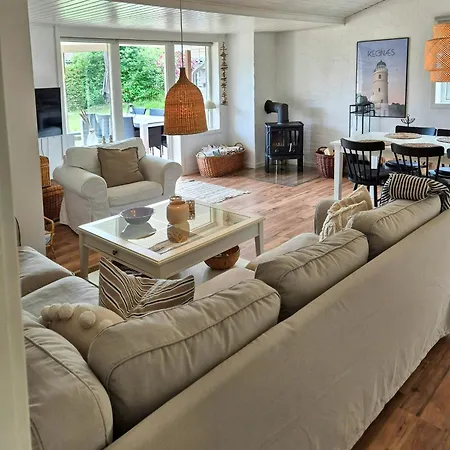 Familievenligt Sommerhus Naer Badestrand *